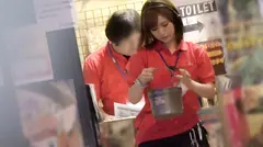 100%完全ガチ！噂の素人激カワ看板娘にアポなし取材⇒AV交渉！ target.12 芸能界目指してボイトレ中！身体張ります、ゲーセン店員 in 新大久保の4番目のサンプル画像