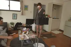 体調を崩して休んだ僕を心配してエロ本だらけの汚い部屋にソソる女子社員が見舞いに来た！すると、見たことの無いエロ本に発情してしまい…パンツを見せつけて誘ってきた！！の7番目のサンプル画像