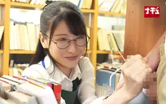 青年チ○ポを本棚越し手コキでこっそり発射させ声我慢SEXで中出しまでさせる年下好き美人司書の6番目のサンプル画像