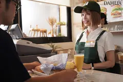 某有名ハンバーガー店で働き始めた巨乳人妻と、チャラいヤリチン大学生バイト君の歳の差セクハラ不倫映像が流出してます。 入田真綾のサムネイル画像