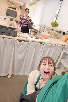 人手不足で悩む店長より偉いバイト様！辞めたいと言ってきた地味なバイトさんを引き止めたら...まさかのオヤジ好きの絶倫マ○コで仕事中に何度も性欲処理させられたの6番目のサンプル画像