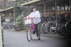 街で目を引く美人なママチャリ奥さんを自宅追跡！手を出したら嫌がりながらもビクビク感じて快楽に堕ちていく 黒崎みか 明海こう 黛ユイのサムネイル画像