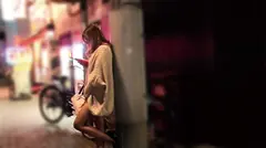 【SNSオフパコレポ！出会ってすぐにAV撮影！フリーSEXサークル潜入編！】世の中にはまだ知らないエロい女たちがいる！小悪魔膣ドカタ系黒ギャル美少女エリカちゃん(20歳)のサムネイル画像