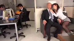 遊び好きな昼顔妻は旦那のすぐ横で他人チ○ポを誘惑する！バレないように手を出したら、敏感反応でオマ○コ濡れまくり！！ 2 北条麻妃の4番目のサンプル画像