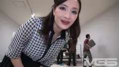 熟女さまの舌舐めずりのサムネイル画像