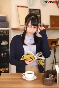 【VR】清楚系地味子が実はビッチ 耳元で官能小説を読みながらまたがって腰を振ってくる! 相沢さつきのサムネイル画像