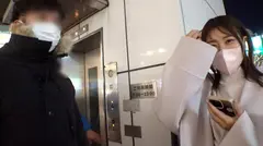 マジ軟派、初撮。 1932 【28歳の幼顔】アプリでの約束をすっぽかされた女を救済ナンパ！遊ぶ気満々でアプリやってるっぽいのでお酒を飲んだら簡単にヤレる貞操観念の低さに感謝しながらパイパンマ●コをガン突き！だらしない声で喘ぐ下品さが良き！のサムネイル画像