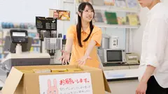 バ先のしくじり人妻パートさんはいつもヘマばかりでクビ寸前！そんな矢先にコンドーム大量誤発注の大しくじり！？もう後がない人妻パートさんはコンドームを売り切るため大奮闘！ 足立美緒 小野坂ゆいか 水川潤のサムネイル画像