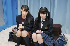 ひかる&めい マジックミラー号で2人仲良くおっぱいもみもみインタビューのサムネイル画像