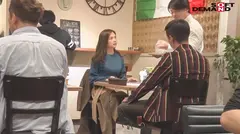 美人過ぎる2児のママのご近所には見せられないエロ本性 飯山香織 32歳 特別章 バレるかもしれないドキドキに興奮急上昇 東京デート中こっそり抜け出し旦那との距離5メートル 声を押し殺して何度も即席中出しセックス14連発！の12番目のサンプル画像