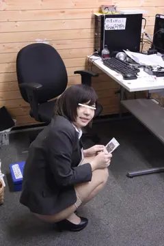 SOD女子社員 夏季ボーナス倍増チャンス！社内宝探しゲーム 美尻丸出し！四つん這い！で同僚が働いている業務中の社内を探しまわる大羞恥チャレンジ！の7番目のサンプル画像