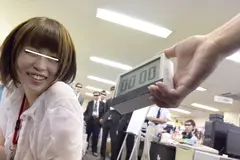 SOD女子社員 夏季ボーナス倍増チャンス！社内宝探しゲーム 美尻丸出し！四つん這い！で同僚が働いている業務中の社内を探しまわる大羞恥チャレンジ！の12番目のサンプル画像