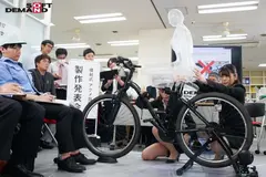 SOD女子社員 噴射式2穴交互挿入アクメ自転車がイクッ！ 新車発表会の実験台となりイキまくった、2名の女子社員 桜庭洋子 星野優衣香のサムネイル画像