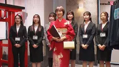 エロで厄除け！SOD女子社員 ハーレムドスケベお正月ゲーム7種ヌキ遊び尽くし新年会 福マン女子社員6名がユーザー様1名へ2024年の健康と幸せオナニーを祈願する濃密接待！ 鳥光紗奈 郡司穂香 長澤葉月 間宮葉子 大橋帆奈の4番目のサンプル画像