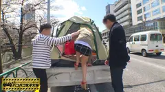 【エロ過ぎる土屋●鳳を発見！】激カワ女子大生はるなちゃんは就活もせず何とかなるだろう精神で今を生きる現代っ子！アウターを脱いだらブラ透け透け&ぷるんぷるんおっぱいのエロタンクトップ！⇒『彼氏に一途です♪』って言ってたのにテントに男優と2人きりにしたら超絶可愛い甘え方でフル勃起必至の展開に！⇒乳首掠めただけでビクンビクンする敏感体質×パンツ激濡れのぬるんぬるんま●こ！⇒この可愛さ計算なの？自然体なの？？もうどっちでもいい！とにかくパコりまくっちゃいましたの巻！：私立パコパコ女子大学 女子大生とトラックテントで即ハメ旅 Report.047のサムネイル画像