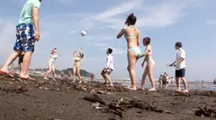 【大乱交！海ナンパ！】ナンパ待ち！？なビキニJD4人組 VS 百戦錬磨のナンパ師4人組！戦いの場はビーチからホテルへ…いざ！暑さ忘れる乱交8Pセックス大合戦！！のサムネイル画像