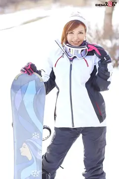 【マジックミラー号25周年記念作品】 海水浴場で見つけた夏休み中の友達同士の男女が「素股マッサージ」体験 初めて触れ合うチ○ポとマ○コは火が付いて、そのまま生挿入中出し！6名+8名の総集編付き 8時間の9番目のサンプル画像