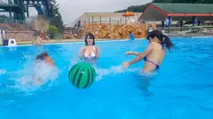 【リア充水着女子・プールナンパ！】浮かれた美巨乳JDたちと猛暑を吹き飛ばす大量潮吹き＆猛烈4P乱交SEX！の4番目のサンプル画像