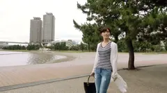 カーディーラーの美人受付嬢さらちゃん参上！応募理由は「不特定多数の男にSEXを見られたいからAVかなって…♪」確かに！性癖を全面アピールする受付嬢は待ち合わせからヤル気満々！早速オナニー見られ大興奮しマ○コびしょびしょ状態！どこで学んだのか凄いフェラテクも魅せ付けてくる変態受付嬢！敏感マ○コは何度もイカされ大満足！！「私、ラーメンで言うと何味ですかね？」それ言わなきゃダメ？のサムネイル画像