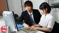 「終電ないならウチくる？」残業で終電を逃がしてしまった俺は誘われるがまま家にお邪魔する事に。いつも会社で見るスーツ姿とは違うゆるい部屋着姿に興奮してしまい… VOL.2のサムネイル画像