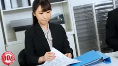 「終電ないならウチくる？」残業で終電を逃がしてしまった俺は誘われるがまま家にお邪魔する事に。いつも会社で見るスーツ姿とは違うゆるい部屋着姿に興奮してしまい… VOL.2の8番目のサンプル画像