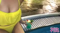 ■乳首ビンビン！ナイトプールでチ○コ待ちする勃起乳首の激エロ娘■※鉄道会社で働く隠れビッチちゃん※顔も声も瓶の持ち方まで可愛い※漫画でしか見たことない究極の激エロボディ※抱きしめたくなるようなFカップスレンダー※コリコリ！ビンビン！卑猥な勃起乳首がエロすぎる※ハリある美乳で包み込むパイズリ天国※見事なクビレを魅せつける欲求不満騎乗位※発情しまくり燃え上がるサマーナイト激イキSEX！！のサムネイル画像