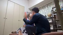 百戦錬磨のナンパ師のヤリ部屋で、連れ込みSEX隠し撮り 165 とってもマジメな銀行員を部屋までお持ち帰り♪ラップ越しのベロチューでムッツリスイッチがON！全身性感帯の彼女は、前戯のパイ揉みだけでアソコぐっしょり！目の前のチ●ポも美味そうに咥えてご奉仕！さらにイケメンの上に跨って、激しく腰振りイキまくる♪のサムネイル画像