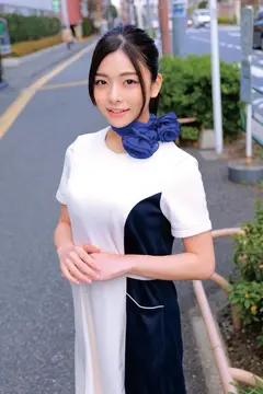 高級美容サロン勤務の美人セラピストさんがお口だけでじゅぽんじゅっぽんバキュームノーハンドフェラ！？ あずささん さくらさんのサムネイル画像