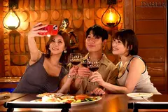 妻の大親友がナイトプールで逆NTR『脱いだらモデル級のビキニ姿に興奮して勃起しているのがバレて…笑顔の誘惑に我慢できず何度も浮気中出ししちゃいました。』 美乃すずめのサムネイル画像