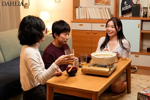 妻の居ない週末、妻の親友の誘惑に負けて、舌を絡ませ跨りイキ狂う腰遣いに何度も、何度も、中出しをしてしまったボク。 三葉ちはるのサムネイル画像
