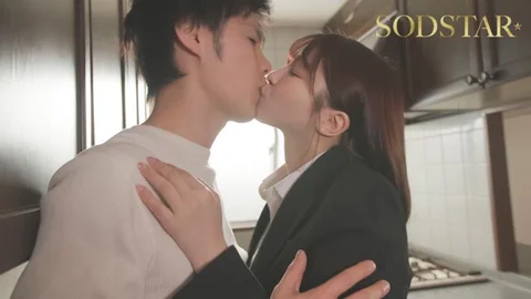 同棲するため物件を内見にきたカップルの彼氏を寝取って生ハメ中出しさせる淫乱巨尻な不動産レディ 唯井まひろのサムネイル画像