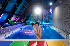 妻の大親友がナイトプールで逆NTR『脱いだらモデル級のビキニ姿に興奮して勃起しているのがバレて…笑顔の誘惑に我慢できず何度も浮気中出ししちゃいました。』 三葉ちはるの6番目のサンプル画像