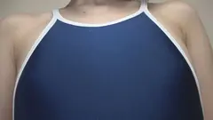 雨宮あや花 濡れてテカってピッタリ密着 神スク水 可愛い女子のスクール水着姿をじっとりと堪能！着替え盗撮から始まり貧乳から巨乳にパイパン、ハミ毛、ジョリワキ等のフェチ接写やローションソーププレイやスク水ぶっかけ等を完全着衣で楽しむAVのサムネイル画像