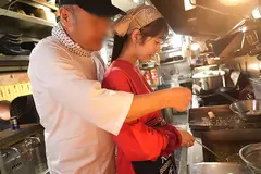 爆盛りギャル中華美人姉妹が腕を振るう行列がすごい街中華の日常とSEX！ 池上乙葉 足立友梨の18番目のサンプル画像