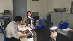 人妻おばさん女上司は毎日が発情期！部下との熱いオフィス情事！若菜綾のサムネイル画像