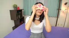 目隠しで口の中身を当ててみよう！仕事帰りのスレンダーOLりょうこさん(23)→「全部当てたら賞金10万！何に使う？」「貯金ですかね」→次々クリアする冷静沈着美脚OL。だがチョコまみれのチ○ポが何か解らない…→チャレンジ失敗。諦めきれない彼女にSEXの提案wwのサムネイル画像