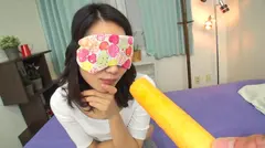 目隠しで口の中身を当ててみよう！仕事帰りのスレンダーOLりょうこさん(23)→「全部当てたら賞金10万！何に使う？」「貯金ですかね」→次々クリアする冷静沈着美脚OL。だがチョコまみれのチ○ポが何か解らない…→チャレンジ失敗。諦めきれない彼女にSEXの提案wwのサムネイル画像