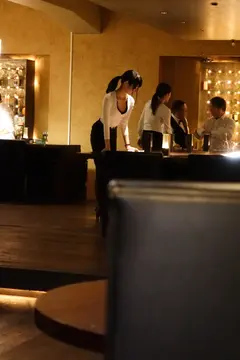 100%完全ガチ！噂の素人激カワ看板娘にアポなし取材⇒AV交渉！ target.21 堅実な清楚系バー店員をこっそりハメる！！ in 池袋のサムネイル画像