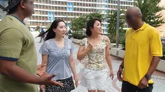 「やっぱり大きいのかな」「ちょっと興味あるかも」黒人にナンパされた熟女さんはデカマラに興味津々 想像以上の巨根を膣奥まで突っ込まれ狂ったようにイキまくる 黒人マラで昇天する素人熟女36人8時間BESTの5番目のサンプル画像