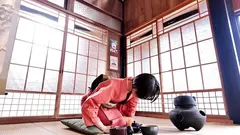 ようこそ日本へ！これが新しいJAPAN！ オマ●コを刺激されながら華道・茶道・弓道を極める イキ我慢ジャパニーズガールズ 茶道編のサムネイル画像