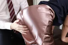 【AKNRフェティシズム】 光沢サテン 完全着衣OLスーツ ムチムチ巨乳の同僚を痴感！ 勤務中に激揉み&精液ごっくん 乙羽あむの4番目のサンプル画像