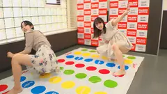 ドキッ！？女性同士の汗だく汁だくツイスターゲーム！勝ったら金一封！負けたら友達の前で即生ハメSEXがスタート！むらむら興奮したお友達も飛び入り参戦！羞恥3Pの開始！！のサムネイル画像