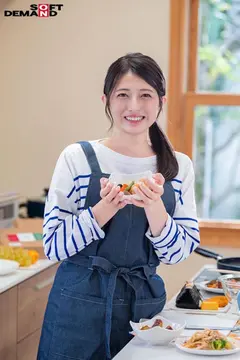 「人の役に立つことが大好き」●ども食堂でボランティアに従事。料理が得意なお漏らし奥さん 足立美緒 30歳 AV DEBUTのサムネイル画像