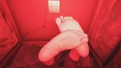 美熟女の足裏をふやけるまで舐めたい！ 安野由美のサムネイル画像