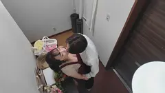 我慢できない…玄関セックス 扉一枚隔てた向こうは外。ムチムチの家政婦にセクハラ 玉木くるみのサムネイル画像