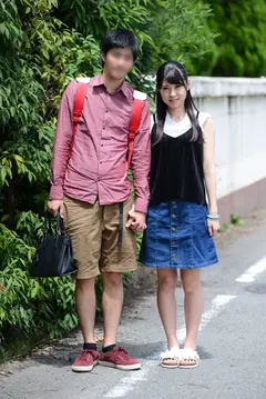 【VR】VR長尺 愛する彼氏とはミラー越しに30センチ！「カップル限定」マジックミラー号の中で自慢の彼女を「寝とって」3P中出し！の7番目のサンプル画像