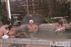 「寝取られ願望」 愛する妻が目の前の他人チ○ポに戸惑い！欲情！生中出し！！自慢の妻をハダカで男湯へ 2の4番目のサンプル画像