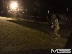 衝撃投稿 深夜徘徊する半裸の痴熟女の16番目のサンプル画像