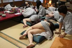 ちょっと危険な町内会の温泉旅行！？旦那さんにバレないように奥さん方(巨乳)をNTRせっくすw 成宮いろは 江上しほ 瀬戸すみれ 新村あかり 藤崎エリ子の14番目のサンプル画像