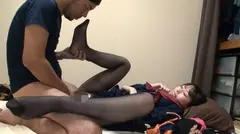 神パンスト 上川星空 人妻や母、働く制服OL等やらしい熟女の美脚を包んだ生ナマしいパンストを完全着衣でムレた足裏からつま先を味わい尽くす！オナニーや顔騎や足コキ、時には中出し時にはお尻にコスってぶっかけとやりたい放題！発情させられた女の変態絶頂プレイを楽しむフェチAVの18番目のサンプル画像